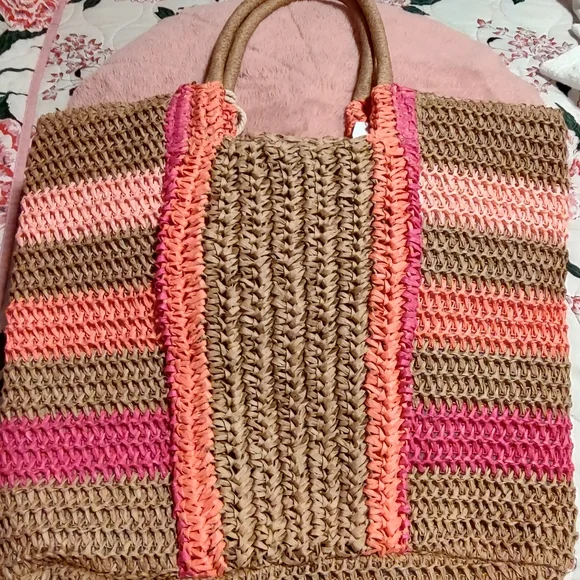 Is it a beautiful bag and the color is cute - Picture 2 of 4